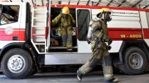 Imagen de Los bomberos trabajan para contener un incendio de campos entre Valcheta y Las Grutas