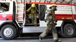 Una casa quedó destruida después de incendiarse en Neuquén: la familia logró salir