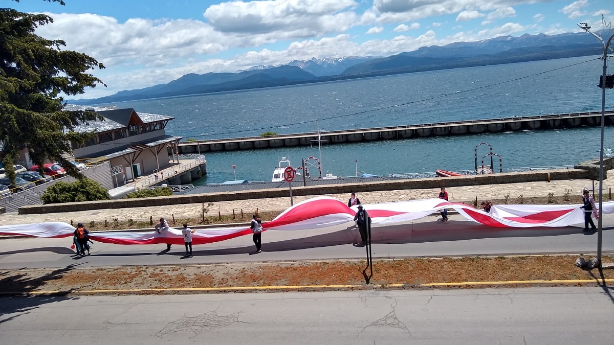 Los hinchas de River en Bariloche desplegaron una enorme bandera para recordar la Copa Libertadores. 