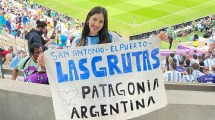 Imagen de Con la bandera de Las Grutas para alentar a Argentina en Qatar: el día que Paula no olvidará