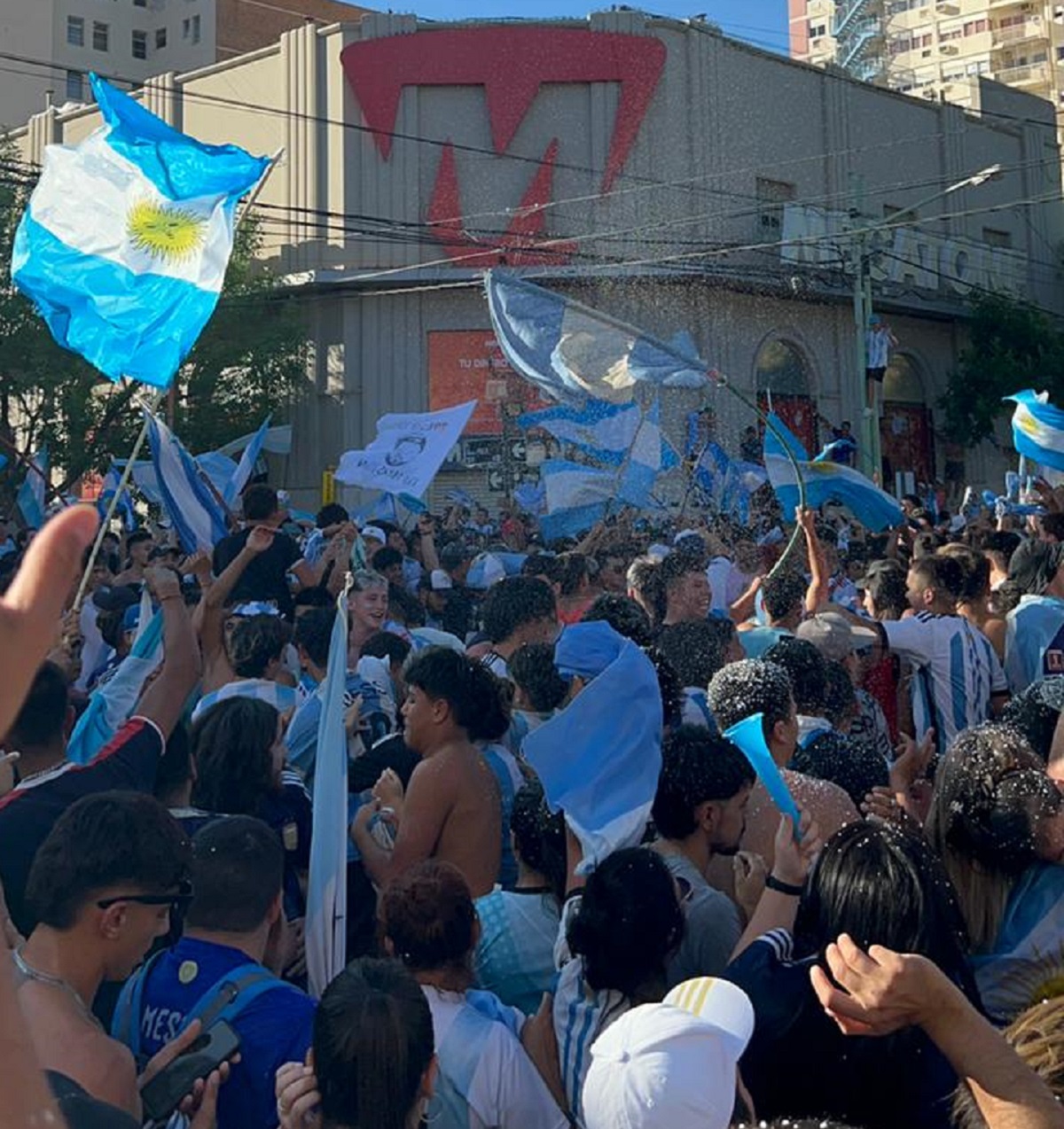 El centro de Cipolletti se llenó en minutos de camisetas albicelestes tras el pase a la final de la selección Argentina. 