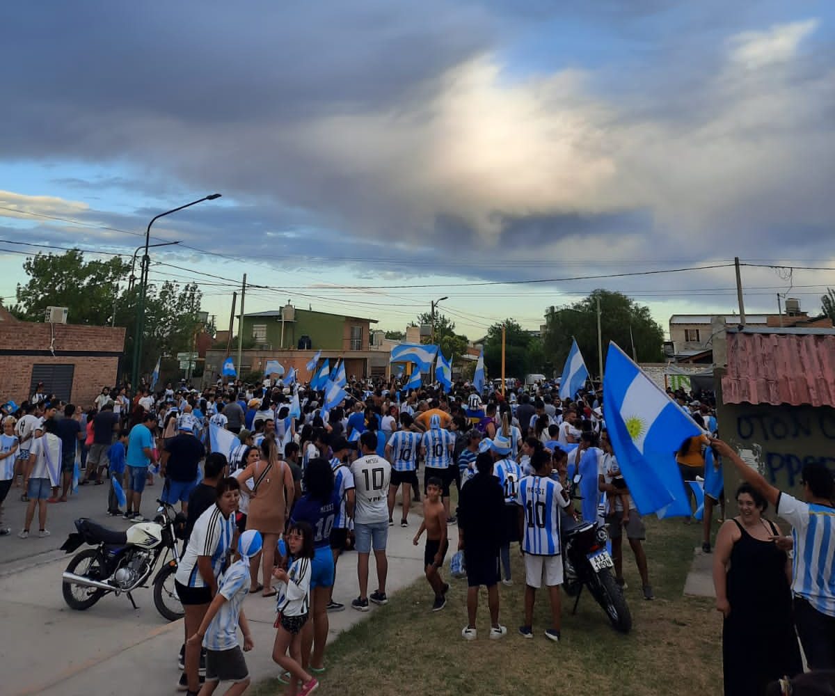 La ciudad no deja de sorprender por la creatividad de sus vecinos para alentar a la selección Argentina en el mundial. 