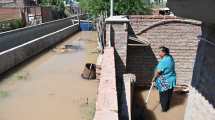 Imagen de Corte de ruta en Puente 83: vecinos denuncian que el agua de un canal inunda sus viviendas