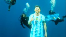 Imagen de Locura con Messi en la India: así bucean con una gigantografía de Leo en el Índico