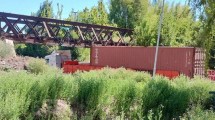 Imagen de Otra vez, un camión quedó atascado en el puente ferroviario de Cipolletti