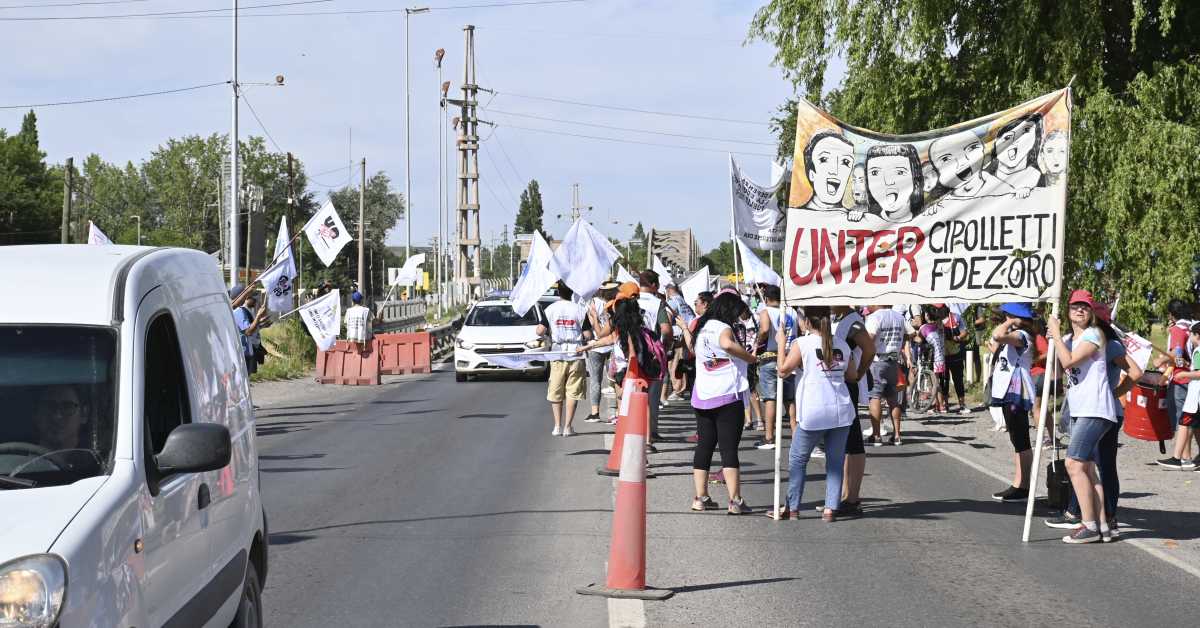 Unter se manifestará en la rotonda de ingreso a Cipolletti sobre ruta 22 y 151. Foto archivo: Florencia Salto.
