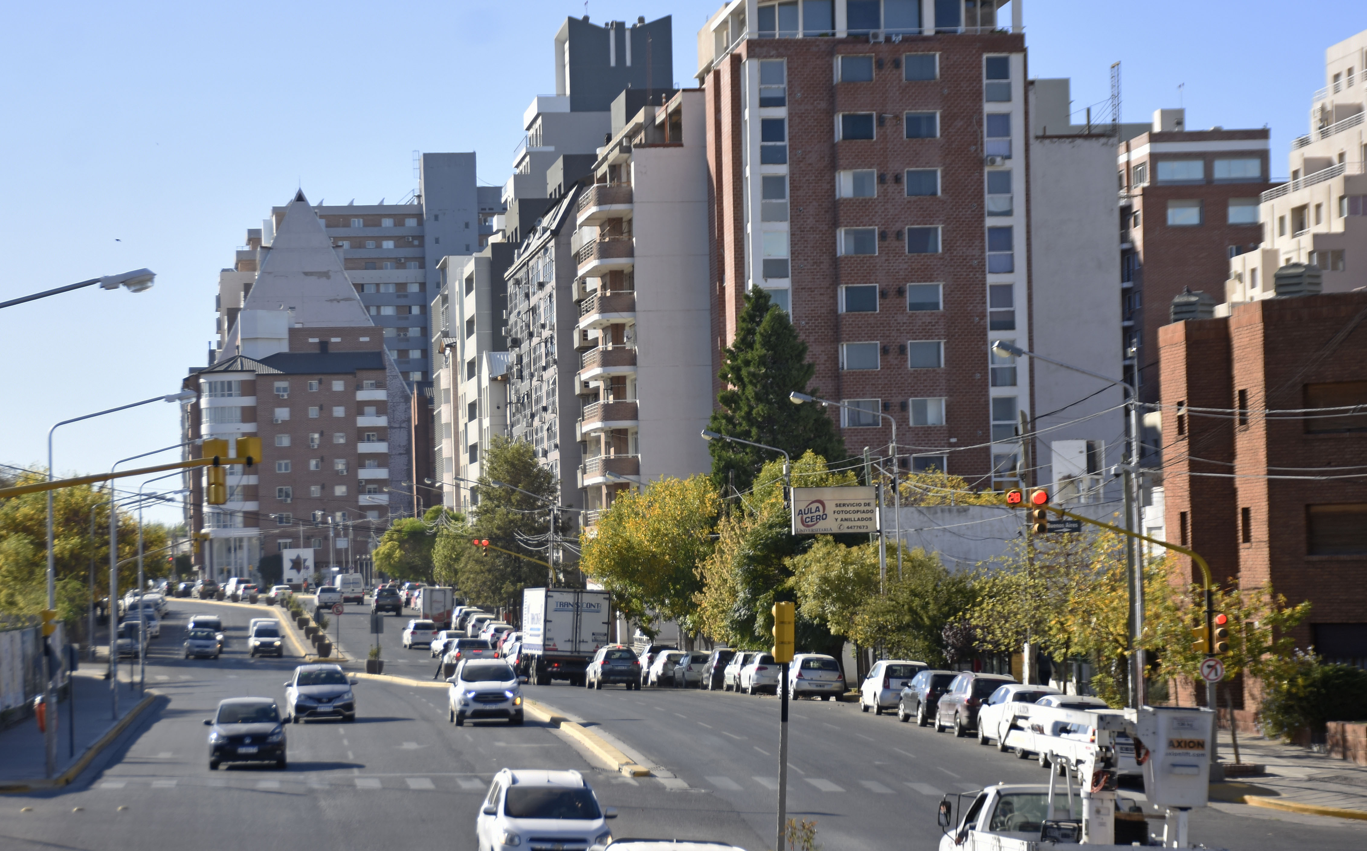 Corredor Leloir, frente al ingreso a la UNCo. El olor es fácil de percibir desde los autos. (FOTO: Archivo/Flor Salto)