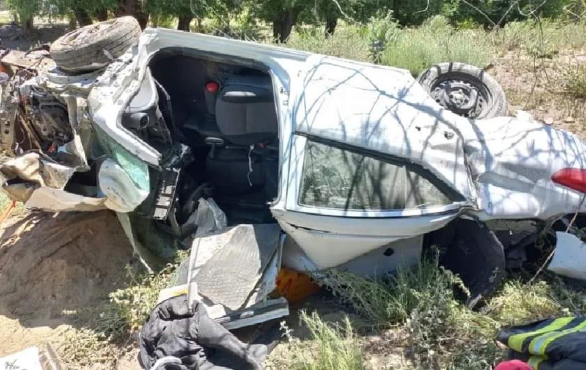 El vehículo perdió el control y cayó a un barranco sobre la Ruta 40. Foto: Gentileza Facebook FM del Lago SMAndes 102.5Mhz