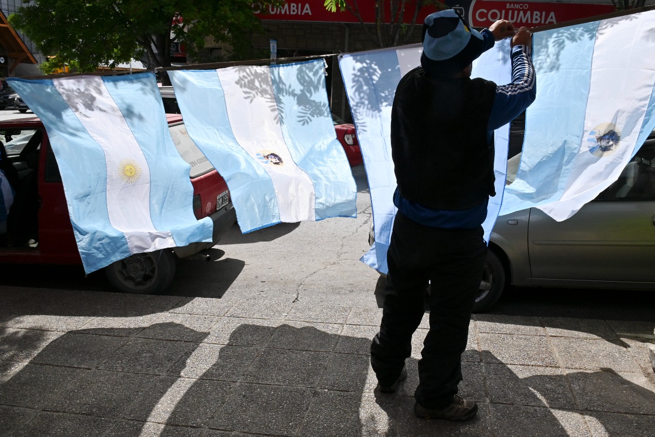 La venta de banderas argentinas y camisetas es furor en la previa a la final de Qatar en Bariloche. Foto: Chino Leiva