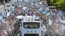 Imagen de La caravana más grande de la historia: el abrazo de los campeones del mundo con la gente