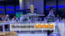 Imagen de La Selección cenó milanesas y puso la Copa del Mundo de centro de mesa