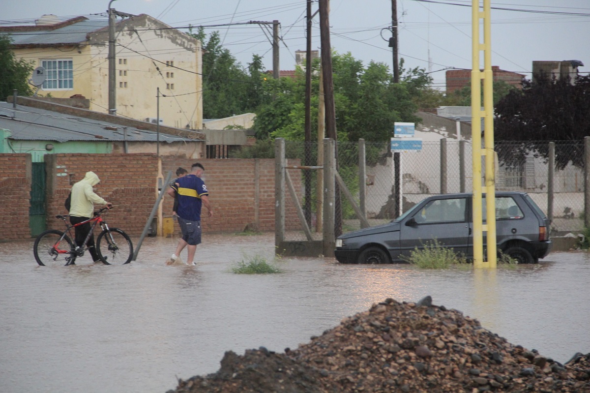 La gente debió ingeniarselas para trasladarse durante la tormenta. Foto: https://www.facebook.com/CentenarioDigital