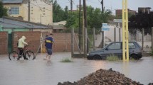 Imagen de En Kayak por las calles de Centenario: así se las ingenió la gente durante la tormenta