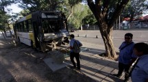 Imagen de Impactante choque de un colectivo en el centro de Neuquén, le fallaron los frenos