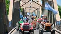 Imagen de Productores se movilizaron con un tractorazo, en reclamo a la crisis frutícola