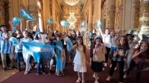 Imagen de Video: los chicos del coro del Teatro Colón alentaron a la selección en la previa a la final