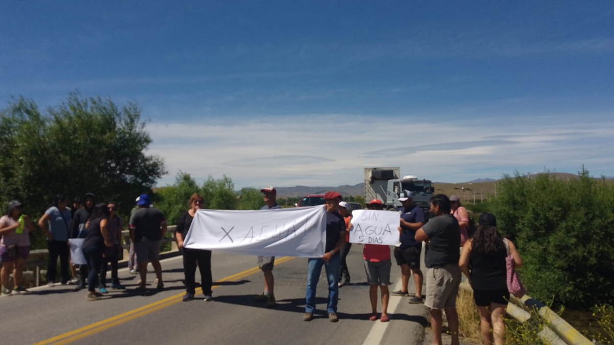 Vecinos reclaman que no tienen agua hace varios días. Foto: FM Cordillerana