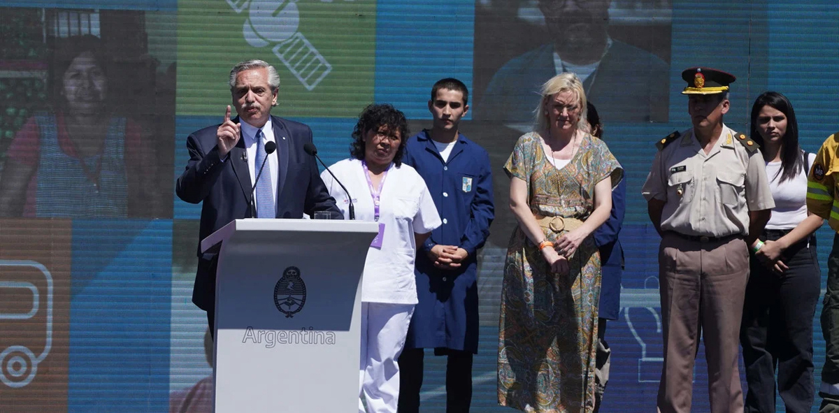 Alberto Fernández encabezó un acto tras conmemorarse tres años de mandato presidencial. Foto Gentileza Clarín.