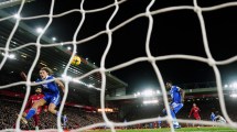 Imagen de Video: Liverpool remonta ante Leicester gracias a dos increíbles goles en contra de un jugador