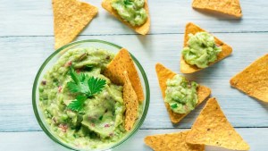 Nachos caseros con guacamole y salsa cheddar