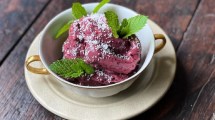 Imagen de Helado de frutos rojos y coco para saborear al instante