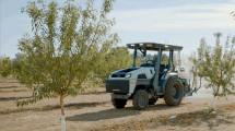 Imagen de Lanzaron el primer tractor eléctrico del mundo con conducción opcional