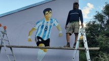 Imagen de Emocionante: el mural del Huevo Acuña en un pueblo de Neuquén para la final de Argentina-Francia