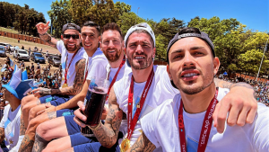 Con bombos y botellas cortadas, así se preparó la Selección Argentina en la previa a la caravana