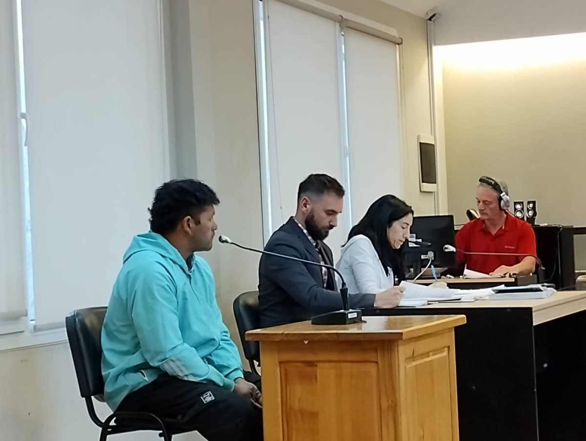 El imputado Héctor Bastias escuchó la acusación fiscal en la audiencia que se hizo este martes en Tribunales de Bariloche. (foto gentileza)