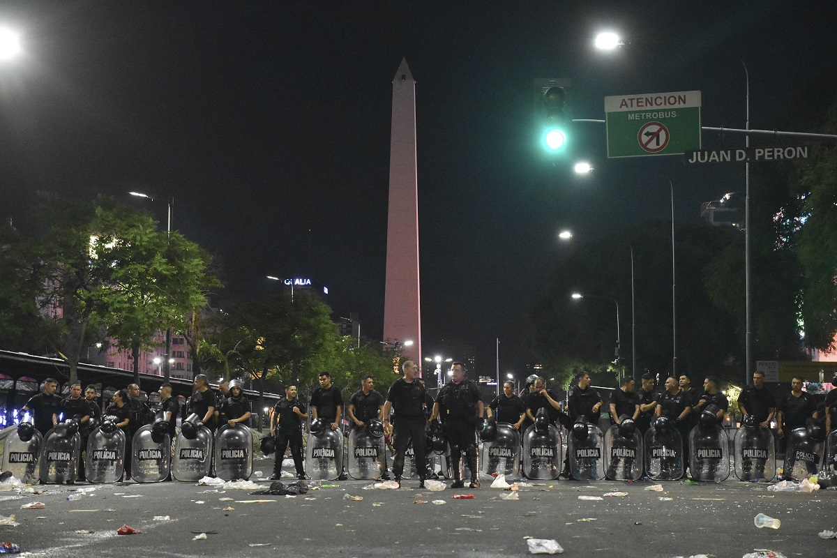 Los incidentes ocurrieron anoche en las inmediaciones del Obelisco en Buenos Aires. Foto Télam. 