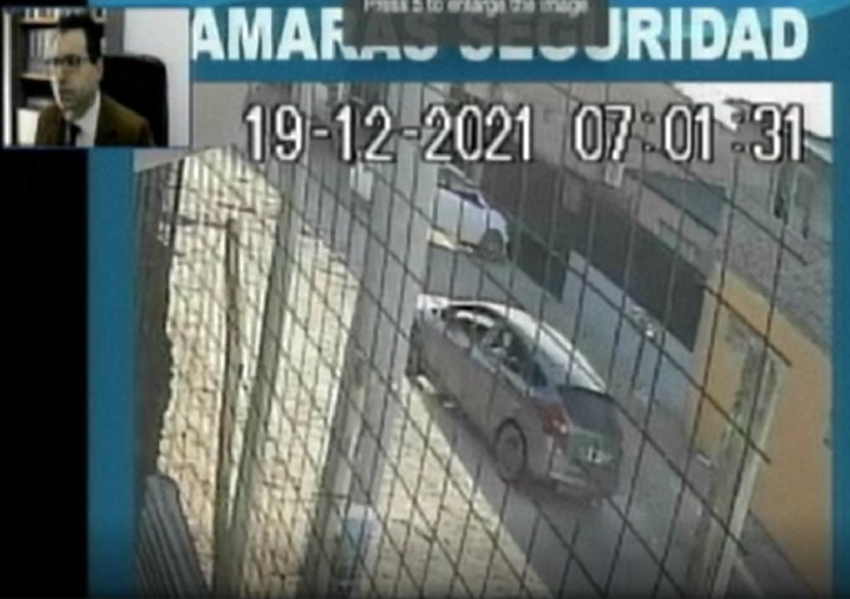 Un fotograma del video que registró el paso del vehículo desde el cual les dispararon a las víctimas. (Captura)