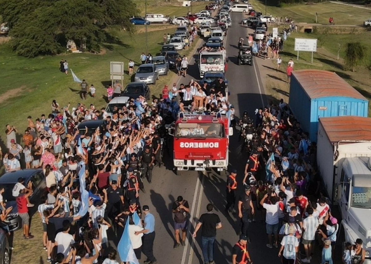 Julián Álvarez fue recibido en Calchín, tras ser campeón mundial. Foto. NA