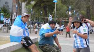 Pasión por Argentina: ya hay gente concentrando en el monumento a San Martín de Neuquén