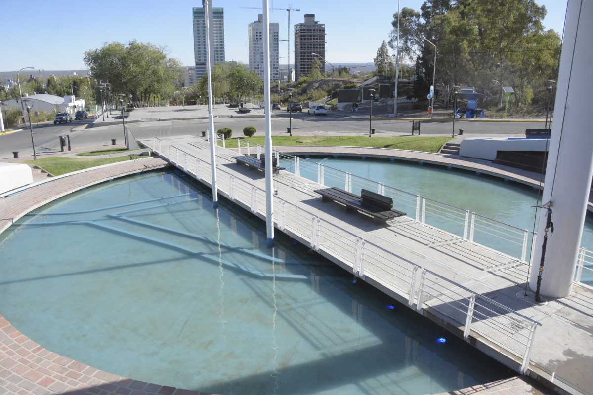 Con la remodelación de la Plaza de las Banderas, el agua es protagonista. Foto Yamil Regules.