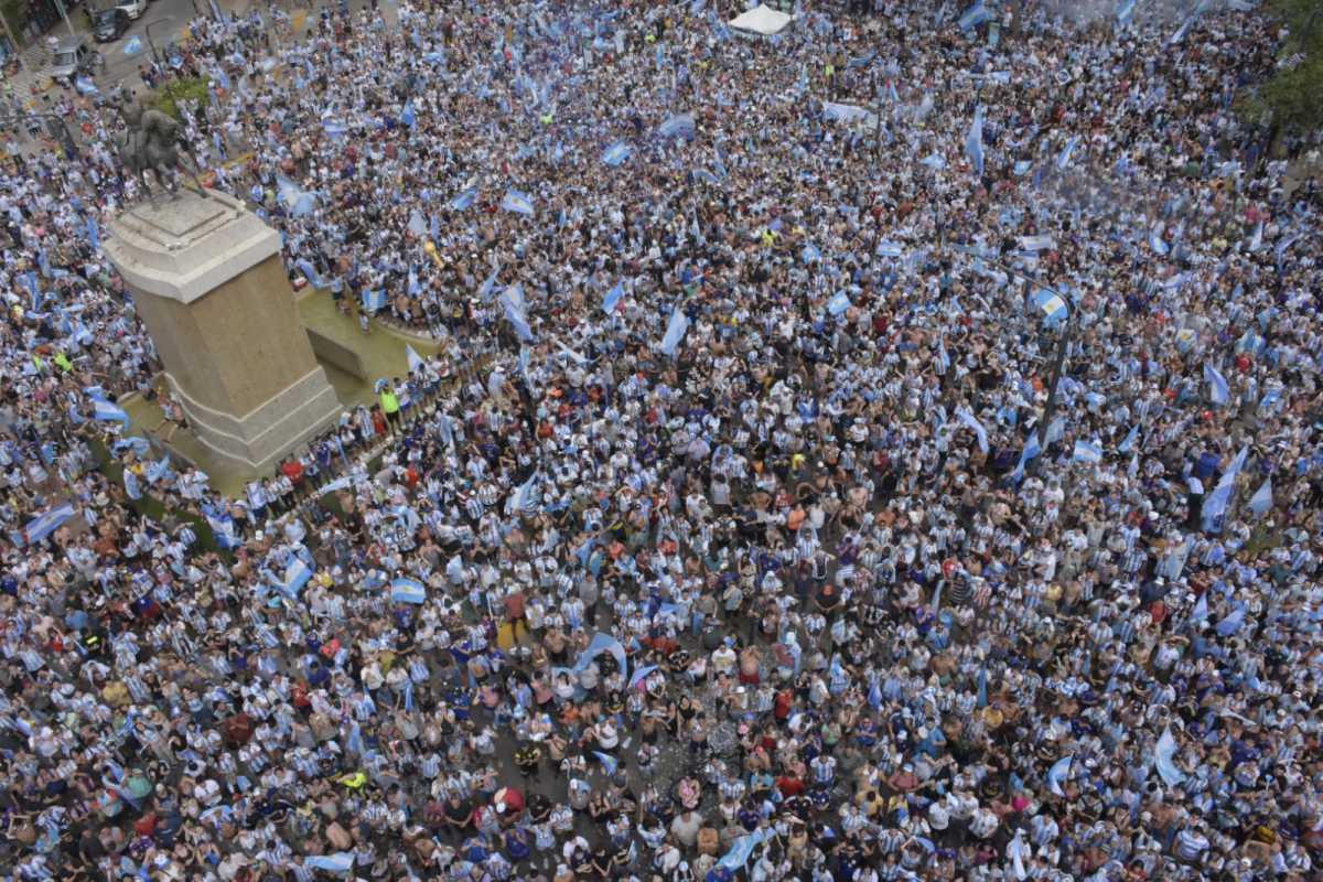 Neuquén hizo historia y reunió a 100 mil personas en las calles. Foto: Yamil Regules.