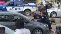 Imagen de Video: Quiso escapar de la Policía y dos efectivos se subieron al capot para frenarlo, en Córdoba