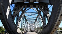 Imagen de Nuevas luminarias y limpieza en el puente ferrocarretero que une Viedma y Patagones