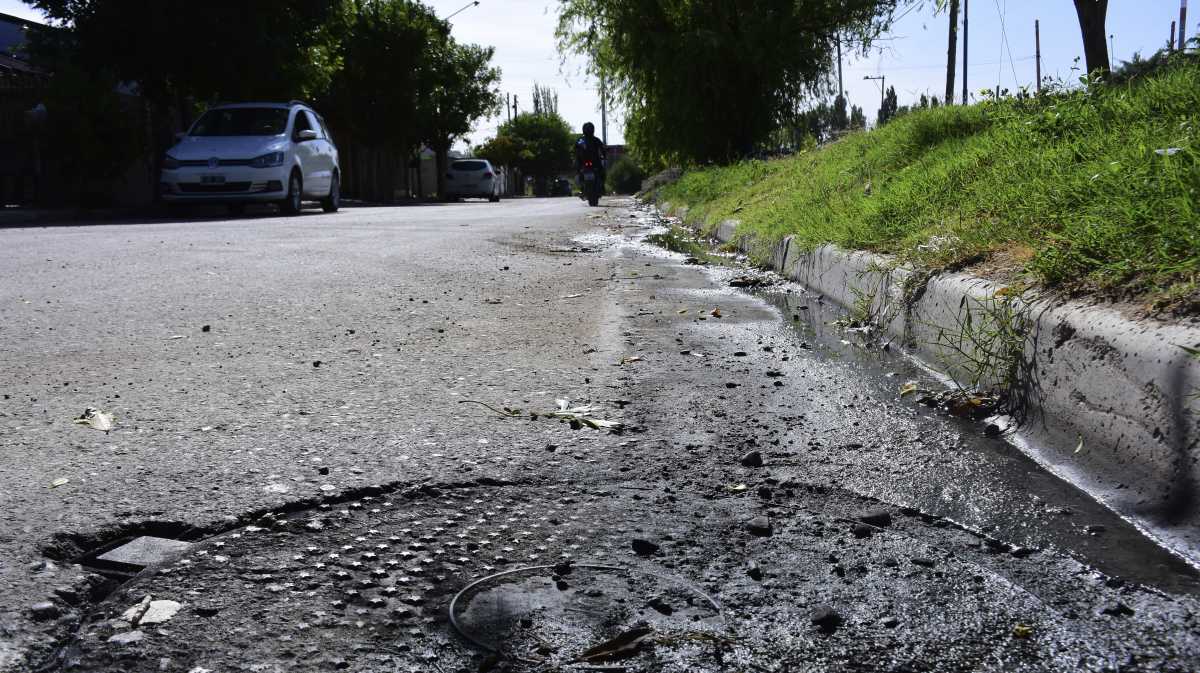 Vecinos del barrio reclamaron por el derrame de liquidos cloacales sobre la calle La Plata al 1800