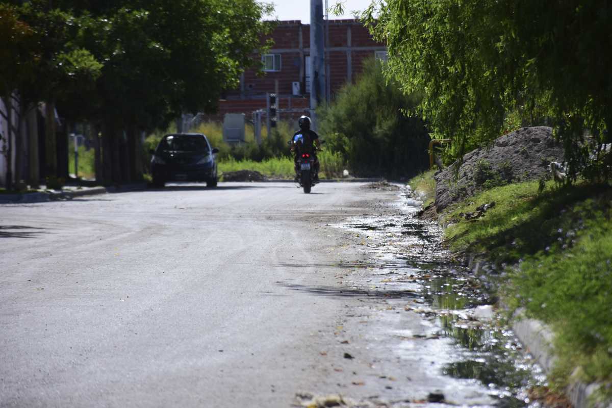 Vecinos del barrio reclamaron por el derrame de líquidos cloacales sobre la calle La Plata al 1800