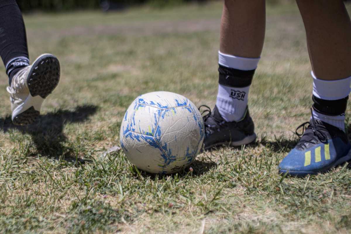 No podrá jugar al futbol hasta cumplir con la cuota alimentaria de su hija. Foto: archivo Juan Thomes