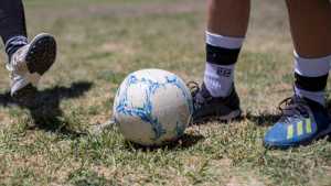 Un padre en Roca no podrá ingresar a canchas de futbol hasta no cumplir con la cuota de su hija