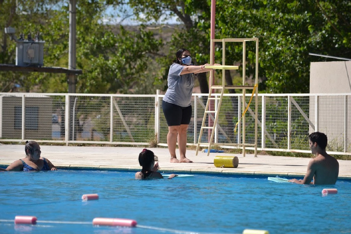 Natación para adultos mayores en Cipolletti. Foto: Gentileza. 