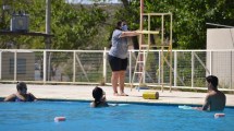 Imagen de Abren las inscripciones para clases de natación en la pileta municipal de Cipolletti