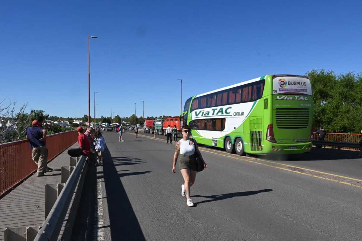 El Corte De ATE En Los Puentes Viedma-Carmen De Patagones En 16 Fotos ...