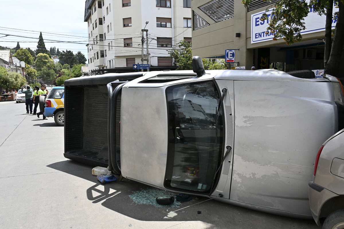 El conductor de 63 años salió ileso tras el vuelco que ocurrió este mediodía de jueves en Bariloche. (foto Alfredo Leiva)