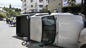 Se quedó sin frenos en la camioneta y volcó en el centro de Bariloche