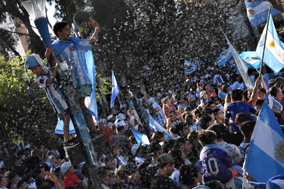 Neuq1uén salió a las calles para festejar el pase a la final de Argentina en Qatar. Foto: Yamil Regules