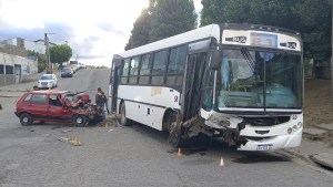 Un colectivo chocó a un auto en el sur de Bariloche