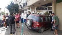 Imagen de Perdió el control de su auto, tomó velocidad en una bajada e impactó contra una confitería en pleno centro de Bariloche