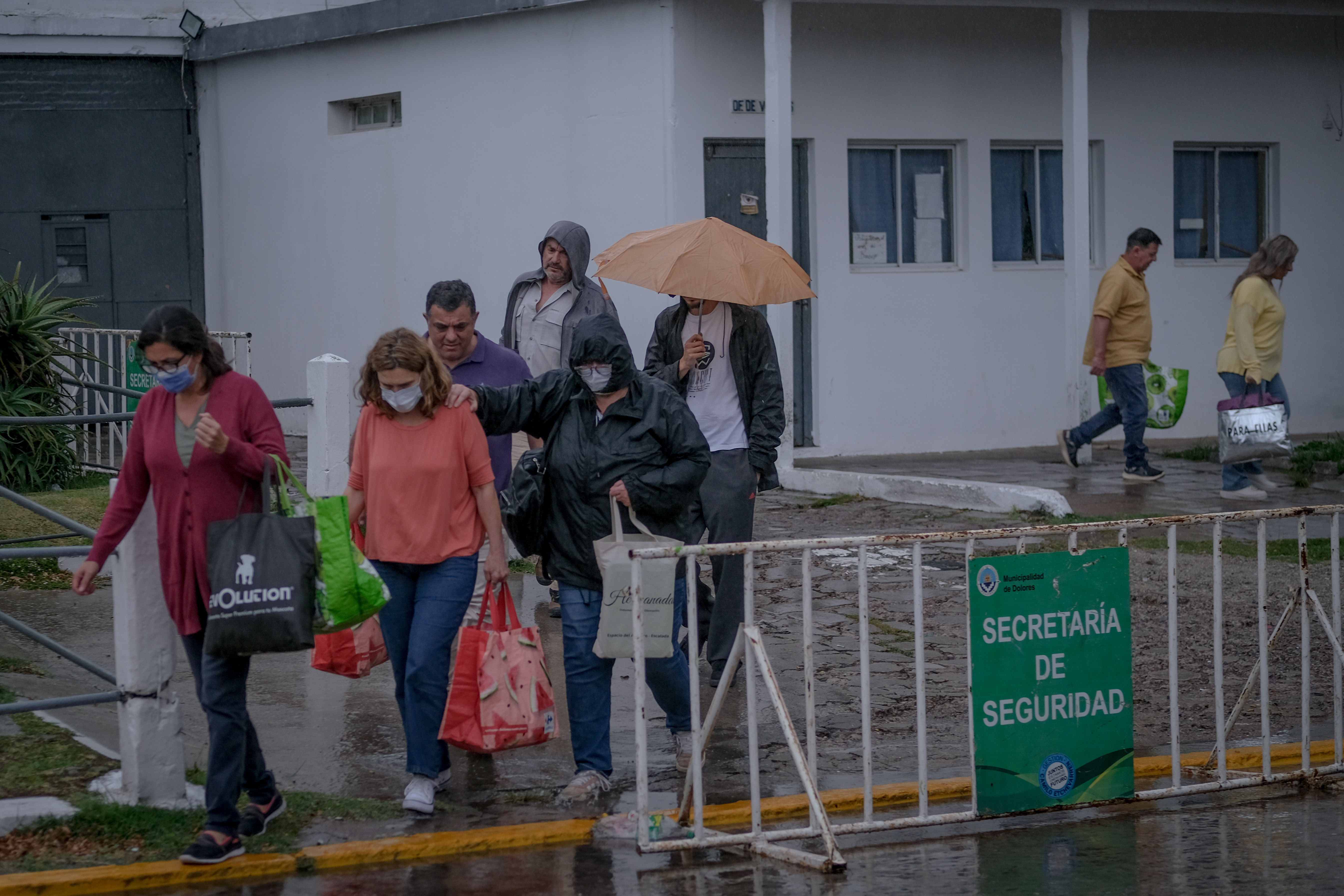 Bajo la lluvia y con bolsas de comida, los familiares de los rugbiers visitaron a los imputados del crimen de Fernando en el penal de Dolores